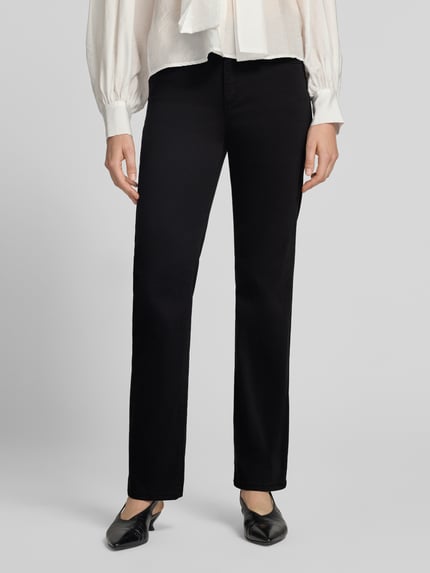 Frauenmodel trägt Straight Fit Stoffhose im 5-Pocket-Design von Christian Berg Woman, schwarze Farbe, glatte Textur, Ganzkörperansicht von vorne.