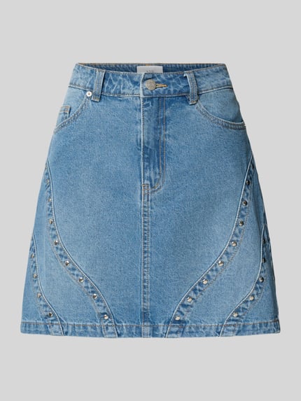 Produktfoto, Jeansrock mit Nieten Modell 'CLIO' von YAS, blaue A-Linie aus Baumwolle, Teilungsnähte, kurze Minirockform, glatte Textur