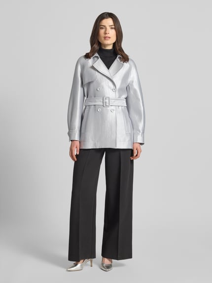 Frauenmodel trägt Jacke aus Viskose-Mix mit Reverskragen und Gürtel von Marc Cain, silberfarben, knöpfbar, tailliert, Ganzkörperansicht von vorne.