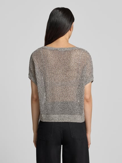 Frauenmodel trägt Relaxed Fit T-Shirt in Strick-Optik von Comma, reine Baumwolle, semitransparent, kurzärmelig, Rückenlänge 51 cm, Ganzkörperansicht Rückansicht.