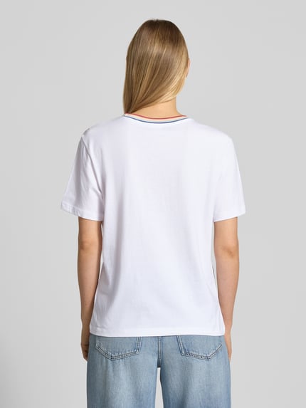 Frauenmodel trägt T-Shirt aus reiner Baumwolle von Jake*s Casual in Weiß, gerader Schnitt, 1/2-Arm, Rückenlänge 59 cm, Ganzkörperansicht Rückansicht.