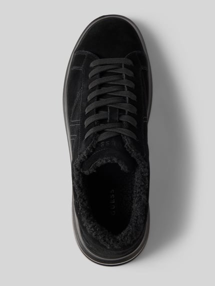 Produktfoto, Sneaker aus echtem Leder Modell 'ELBA' von GUESS, czarny zamsz, ozdobne szwy, zaokrąglony kształt, strukturalna podeszwa, tłoczone logo, zapięcie na sznurowadła, wysokość obcasa w rozmiarze 44: 4 cm, wysokość cholewki w rozmiarze 44: 7 cm, szerokość w rozmiarze 44: 7 cm