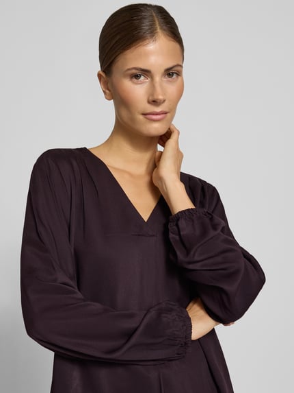 Vrouwenmodel draagt Regular Fit Blouse van Viscose met V-hals van COMMA, kleur donkerpaars, gladde textuur, vooraanzicht bovenlichaam.
