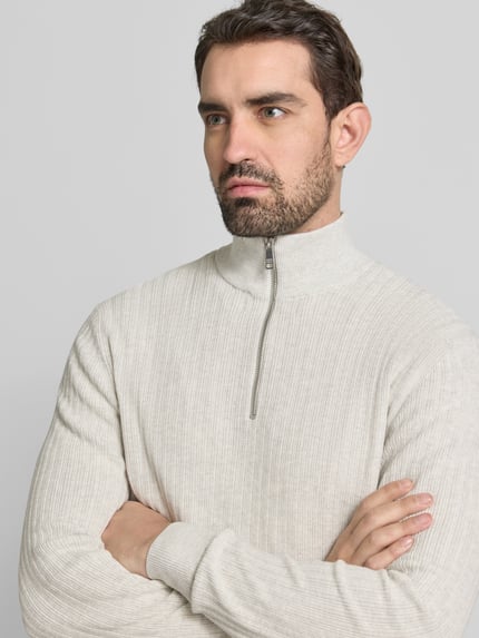 Männermodel draagt Strickpullover mit gerippten Abschlüssen van Christian Berg Men, beige, katoen, regular fit, korte rits, Nahaufnahme Oberkörper.