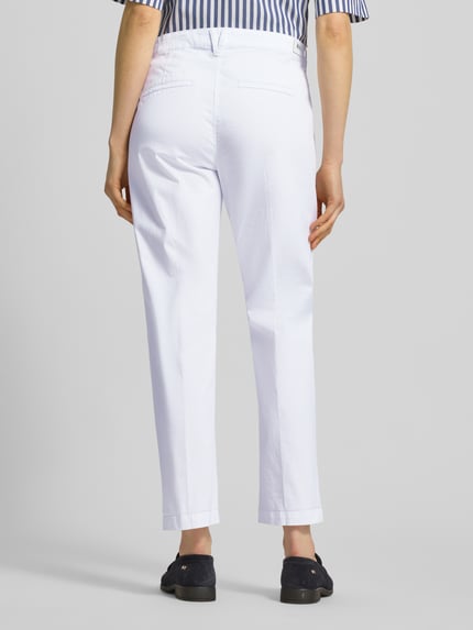 Frauenmodel trägt Caprihose mit Längsnähten Modell 'CAPRI' von SEDUCTIVE in Weiß, Material-Mix mit Baumwoll-Anteil, Ganzkörperansicht Rückansicht.