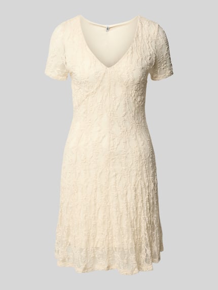 Produktfoto, Slim Fit Minikleid aus Spitze Modell 'ALBINA' van Only, crèmekleur, mini lengte, V-hals, korte mouw, unilook, kanten structuur