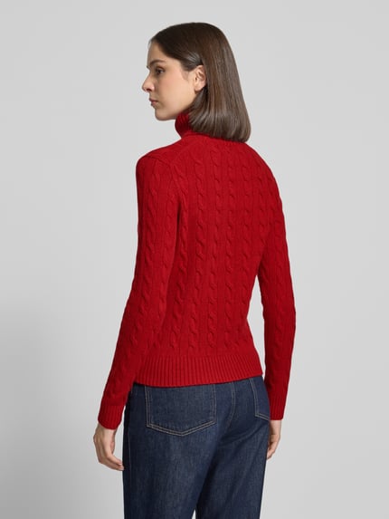 Frauenmodel trägt Regular Fit Rollkragenpullover aus Woll-Kaschmir-Mix von POLO RALPH LAUREN in Rot mit Zopfmuster, Ganzkörperansicht Rückansicht.