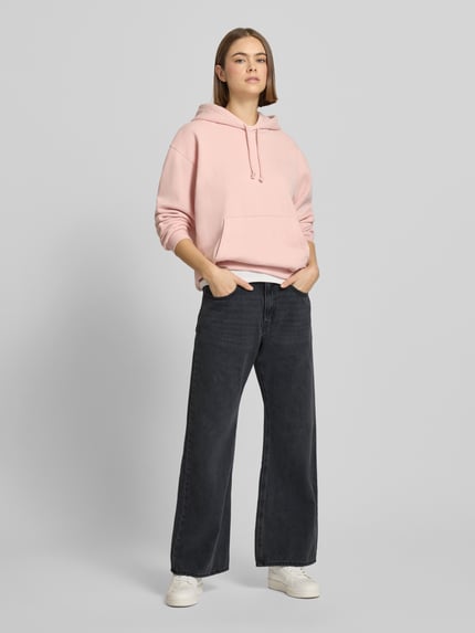 Frauenmodel trägt Loose Fit Jeans mit Eingrifftaschen Modell 'MIDDY LOOSE BOOT' von Levi's®, reine Baumwolle, dunkelblau, Ganzkörperansicht von vorne.