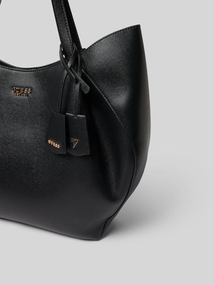Produktfoto, Shopper mit herausnehmbarer Innentasche Modell 'AMORETTE 2 IN 1' von GUESS, schwarz, strukturierte Oberfläche, goldene Label-Details, Hauptfach mit Magnetverschluss, Schulterriemen, trapezförmig, Kontext: Damen Shopper mit Reißverschluss-Innentasche, Maße ca. 43x38x9 cm, Schulterriemen ca. 57 cm.