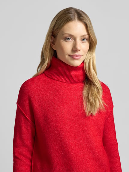 Modelka kobieca ma na sobie Regular Fit Strickpullover aus elastischem Woll-Mix od Christian Berg Woman w intensywnej czerwieni, miękka faktura, prążkowane wykończenia, golf, mieszanka wełny elastycznej, długość tyłu 59 cm, długość rękawów 53 cm, widok z przodu, zbliżenie na górną część ciała.