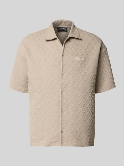 Produktfoto, Modern Fit Freizeithemd mit Logo-Stitching Modell 'Jovren' von Pegador, beige, Strukturmuster, Kentkragen, Knopfleiste, Material-Mix