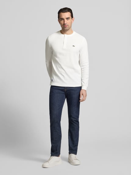 Männermodel trägt Regular Fit Langarmshirt aus Baumwoll-Mix Modell 'SERAFINO' von Lacoste, Optik: Unifarben, Ganzkörperansicht von vorne.