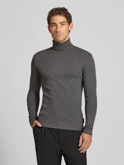 Männermodel trägt Regular Fit Langarmshirt aus reiner Baumwolle von Marc O'Polo in Grau, Ganzkörperansicht von vorne. Herren Langarmshirt von Marc O'Polo