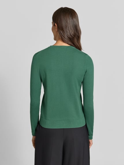 Frauenmodel trägt Regular Fit Strickjacke aus Viskose-Mix mit Muschelsaum von Christian Berg Woman in Grün, glatte Textur, Ganzkörperansicht Rückansicht.