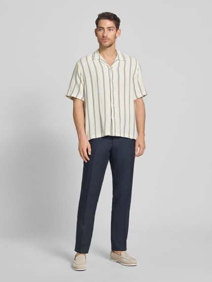 Männermodel trägt Relaxed Fit Freizeithemd aus reiner Baumwolle Modell 'RLXCAL' von SELECTED HOMME, Optik:Allover-Muster, Ganzkörperansicht von vorne.