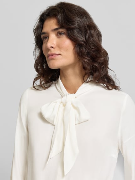 Vrouwenmodel draagt Regular Fit strikblouse uit zuiver viscose, Regular fit, strik, verborgen knoopsluiting, MORE, Nahaufnahme bovenlichaam.
