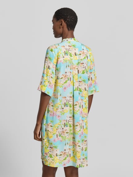 Frauenmodel trägt Knielanges Kleid aus Viskose mit 3/4-Arm von Emily Van den Bergh, bunt gemustert, gerader Schnitt, Ganzkörperansicht Rückansicht.