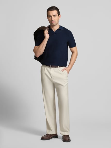 Männermodel trägt gebreid shirt met polokraag en v-hals van puur katoen in regular fit van Christian Berg Men, ganzkörperansicht van voren.