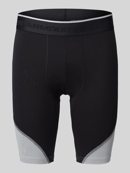 Produktfoto, schwarze Slim Fit Sportshorts mit Logo-Print von Under Armour, weiß-graue Einsätze, strukturierte Textur, Herren Sportshorts