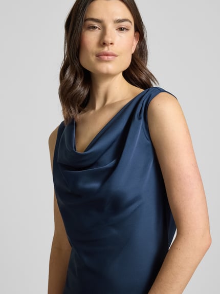 Frauenmodel trägt Regular Fit Abendkleid im ärmellosen Design von SWING aus dunkelblauem Satin mit taillierter Passform, Nahaufnahme Oberkörper.