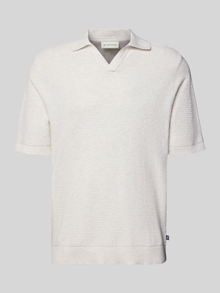Produktfoto, Regular Fit Poloshirt aus reiner Baumwolle von Tom Tailor in heller Strickoptik mit Strukturmuster, kurzem Arm und Polokragen.