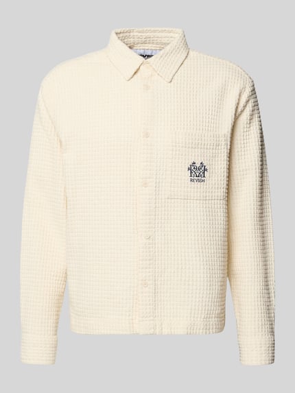 Produktfoto, Regular Fit Freizeithemd mit Logo-Stitching von REVIEW, cremefarben, Strukturmuster, Kentkragen, langärmlig, reine Baumwolle.
