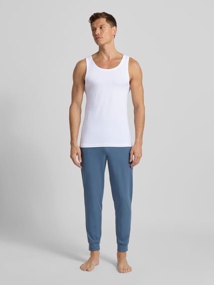 Männermodel trägt Tanktop mit Rundhalsausschnitt im 2er-Pack von SCHIESSER, Baumwoll-Elasthan-Mix, körpernahe Passform, Ganzkörperansicht von vorne.