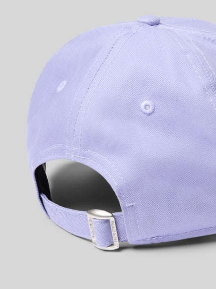 Produktfoto, Basecap mit Logo-Stitchings von New Era, helllila Baumwolle, verstärkter Schirm, gestickte Luftlöcher, verstellbarer Riegel.