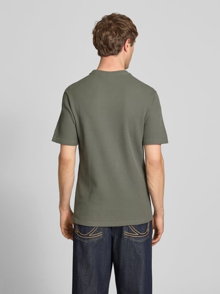 Männermodel trägt Regular Fit T-Shirt aus katoenmix Modell 'TOBIE' van Only & Sons, wafelstructuur, uni, ronde hals, Ganzkörperansicht Rückansicht.
