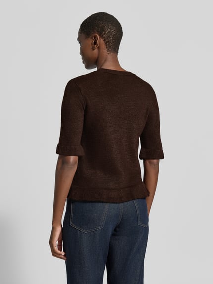 Frauenmodel trägt Longsleeve mit Viskose-Anteil von MORE & MORE in Dunkelbraun, schlichte Strick-Optik, körpernah, Rückansicht, Ganzkörperansicht.