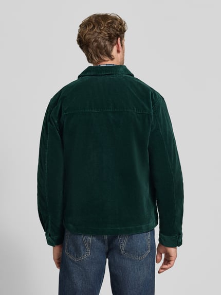Männermodel trägt Regular Fit Hemdjacke aus Cord mit Brusttasche von MCNEAL in Dunkelgrün, Baumwoll-Elasthan-Mix, Ganzkörperansicht Rückansicht