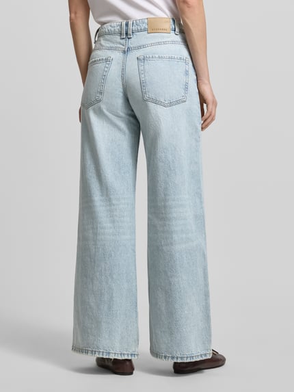 Frauenmodel trägt Wide Leg Jeans im 5-Pocket-Design von Stefanel in hellblau aus reiner Baumwolle, lockerer Schnitt, Ganzkörperansicht Rückansicht.