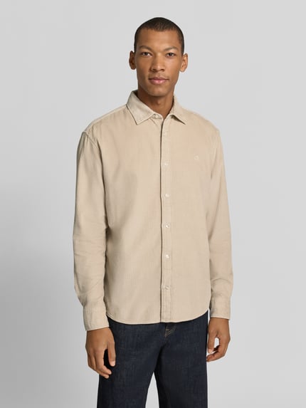 Männermodel trägt Regular Fit Freizeithemd mit Label-Stitching von MCNEAL aus beigem Cord, Kentkragen, reine Baumwolle, Ganzkörperansicht von vorne.