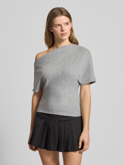 Vrouwenmodel draagt Regular Fit T-Shirt in asymmetrisch design van Gina Tricot, katoenmix, korte mouwen, grijs, voorkant bovenlichaam close-up.