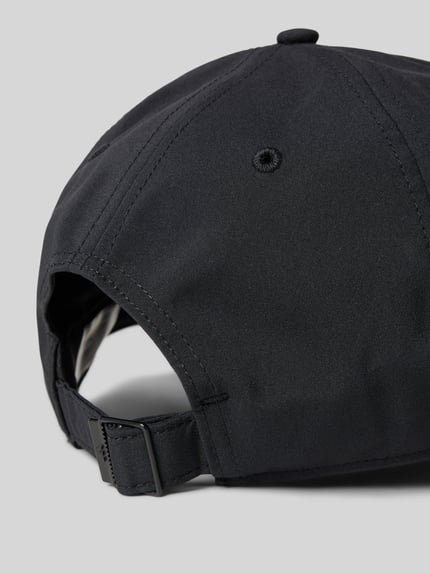 Produktfoto, schwarze Basecap mit Label-Print von adidas Training, verstärkter Schirm, eingfasste Luftlöcher, verstellbarer Verschluss, matte Textur
