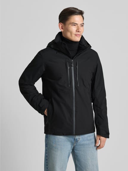Männermodel trägt Jacke mit Kapuze von Icepeak in Schwarz, Regular-Fit, Material-Mix, Reißverschluss, Reißverschlusstaschen, Ganzkörperansicht von vorne. Rückenlänge 77 cm, Schulterbreite 47 cm, Brustweite 58 cm, Ärmellänge 72 cm bei Größe 50.