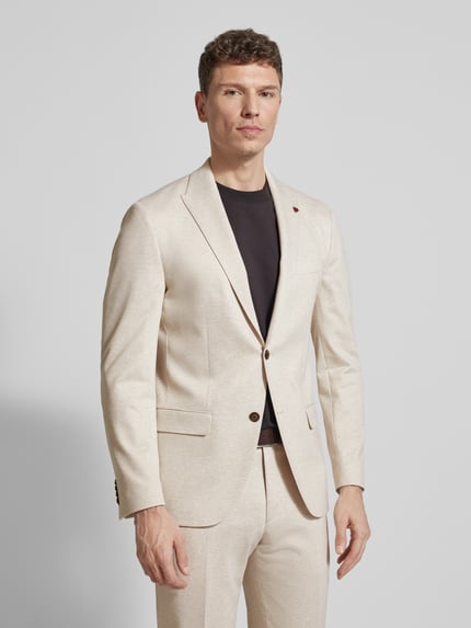Männermodel trägt Regular Fit Blazer aus Viskose-Mix mit Zierbesatz von Roy Robson in Beige, feine Webstruktur, 2-Knopfleiste, Ganzkörperansicht von vorne.