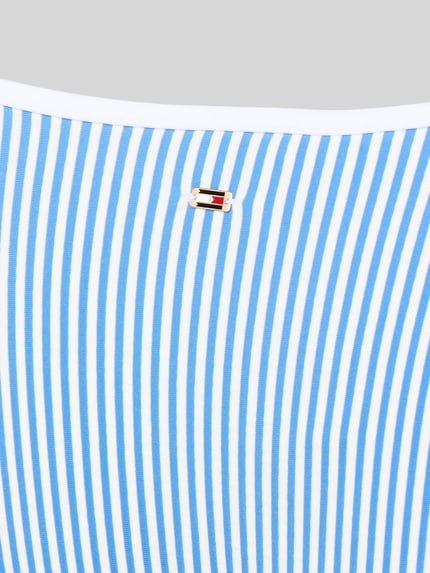 Produktfoto, Bikinihose aus Seesucker mit Bindebändern von TOMMY HILFIGER, blau-weißes Allover-Streifenmuster, Logo Applikation, strukturierte Oberfläche