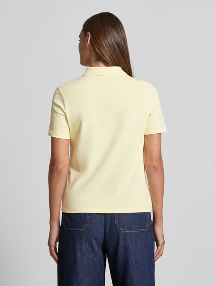 Frauenmodel trägt Regular Fit Poloshirt aus Baumwoll-Mix von s.Oliver RED LABEL, unifarben, Piqué-Struktur, kurzarm, Ganzkörperansicht Rückansicht.