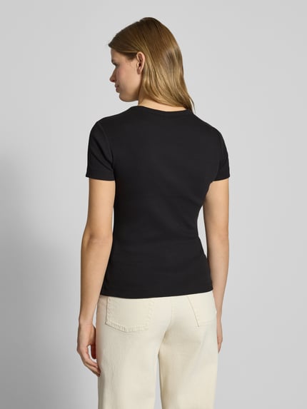 Frauenmodel trägt Slim Fit T-Shirt mit Logo-Stitching von G-Star Raw, schwarz, Rundhalsausschnitt, Rib-Optik, Ganzkörperansicht Rückansicht