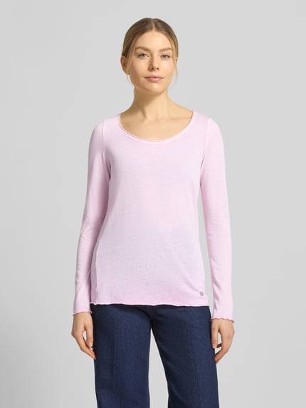 Frauenmodel trägt Longsleeve mit Rundhalsausschnitt von Smith and Soul, Baumwoll-Mix, Regular-Fit, Label-Detail, zartrosa, Ganzkörperansicht von vorne.