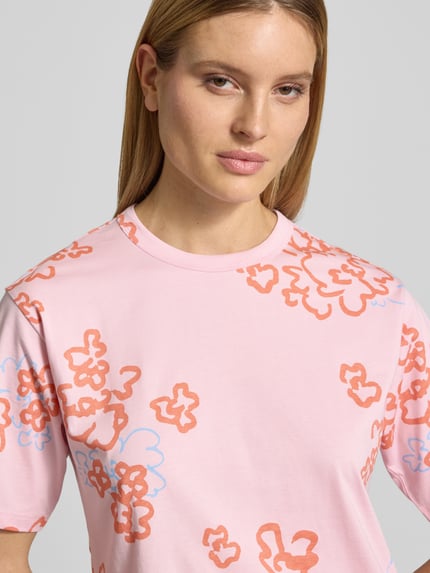 Vrouwenmodel draagt T-Shirt im Allover-Look mit Rundhalsausschnitt van JAKE*S STUDIO WOMAN, roze katoen, relaxed fit, detailopname bovenlichaam.