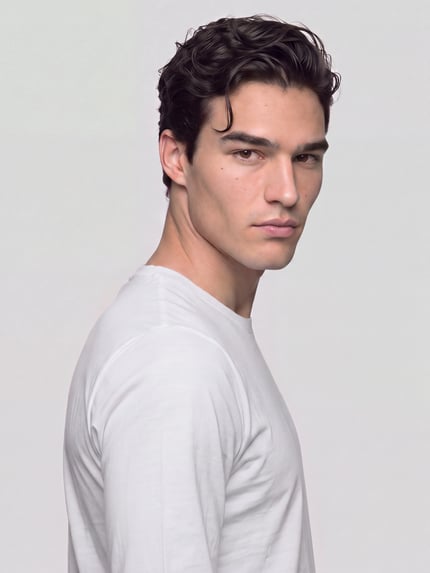 Männermodel trägt T-Shirt aus Leinen mit großem Rückenprint von Adidas Originals, unifarben, Motiv-Print, Nahaufnahme Oberkörper.