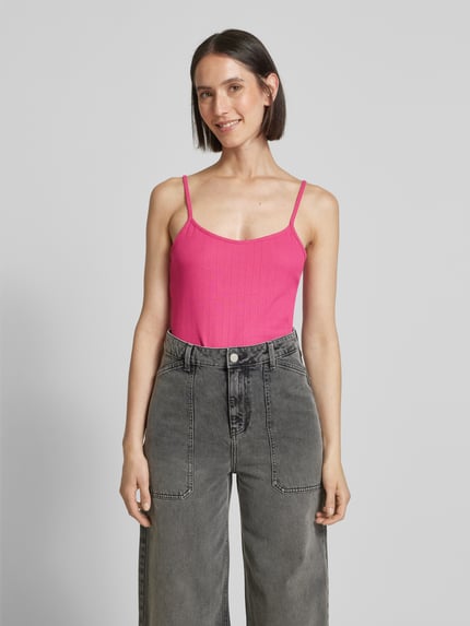 Kobiece modelka nosi Pyjama-Oberteil mit Strukturmuster von Jake*s Casual, różowy kolor, czysty bawełna, dopasowany krój, widok całej sylwetki z przodu.