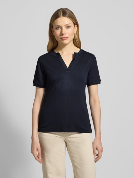 Frauenmodel trägt T-Shirt mit V-Ausschnitt von More & More, dunkelblau, Regular Fit, schimmernde Abschlüsse, Modal-Elasthan-Mix, Ganzkörperansicht von vorne.