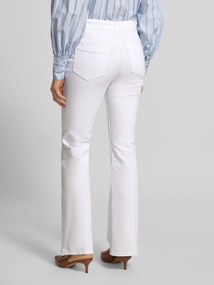 Frauenmodel trägt Flared Cut Jeans mit Eingrifftaschen von Christian Berg Woman, weiß, Baumwoll-Mix, Regular Fit, Ganzkörperansicht Rückansicht