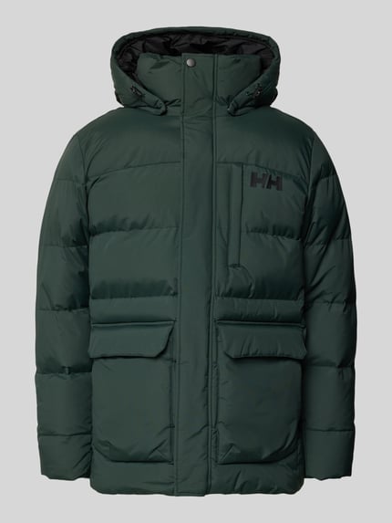 Produktfoto, Parka mit Logo und Pattentaschen Modell 'VARDO' von Helly Hansen in Dunkelgrün, Steppnähte, Kapuze, verdeckter Reißverschluss, Regular Fit
