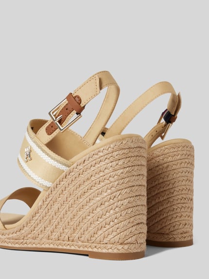 Tommy Hilfiger Sandalette mit Label-Applikation und Keilabsatz Beige 2