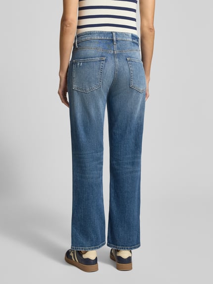 Frauenmodel trägt Flared Jeans mit 5-Pocket-Design Modell 'GINI' von Cambio im Baumwoll-Elasthan-Mix, mittleres Blau, Ganzkörperansicht Rückansicht.