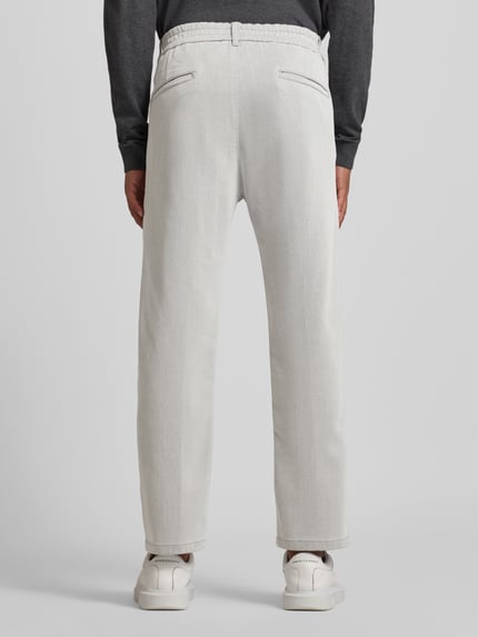Männermodel trägt Regular Fit Hose mit Bundfalten Modell 'CHASY' von Drykorn, Lyocell-Baumwoll-Mix mit Stretch-Anteil, Ganzkörperansicht Rückansicht